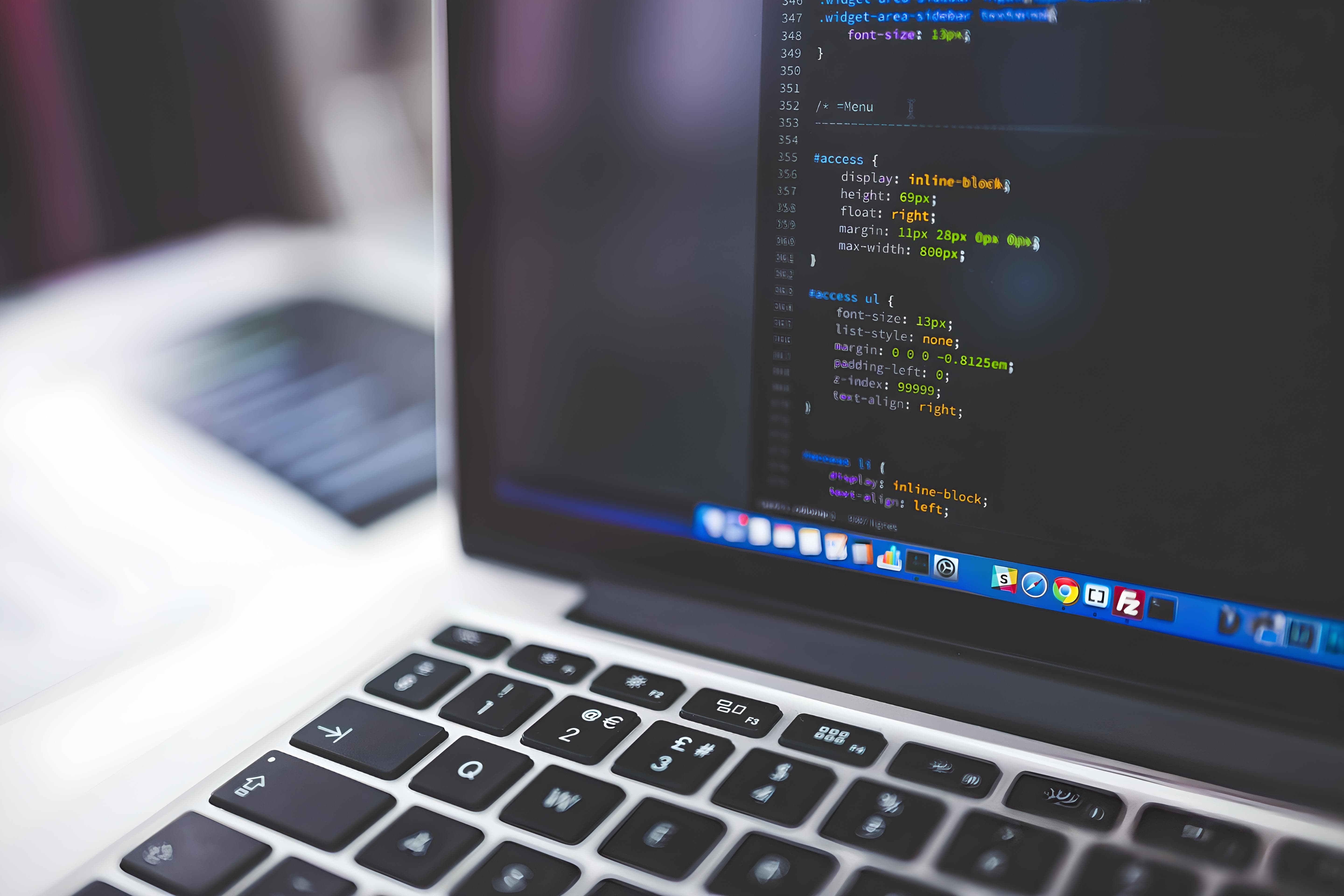 Ein IT-System-Kaufmann / Informatikkaufmann von Schmück programmiert am Laptop.