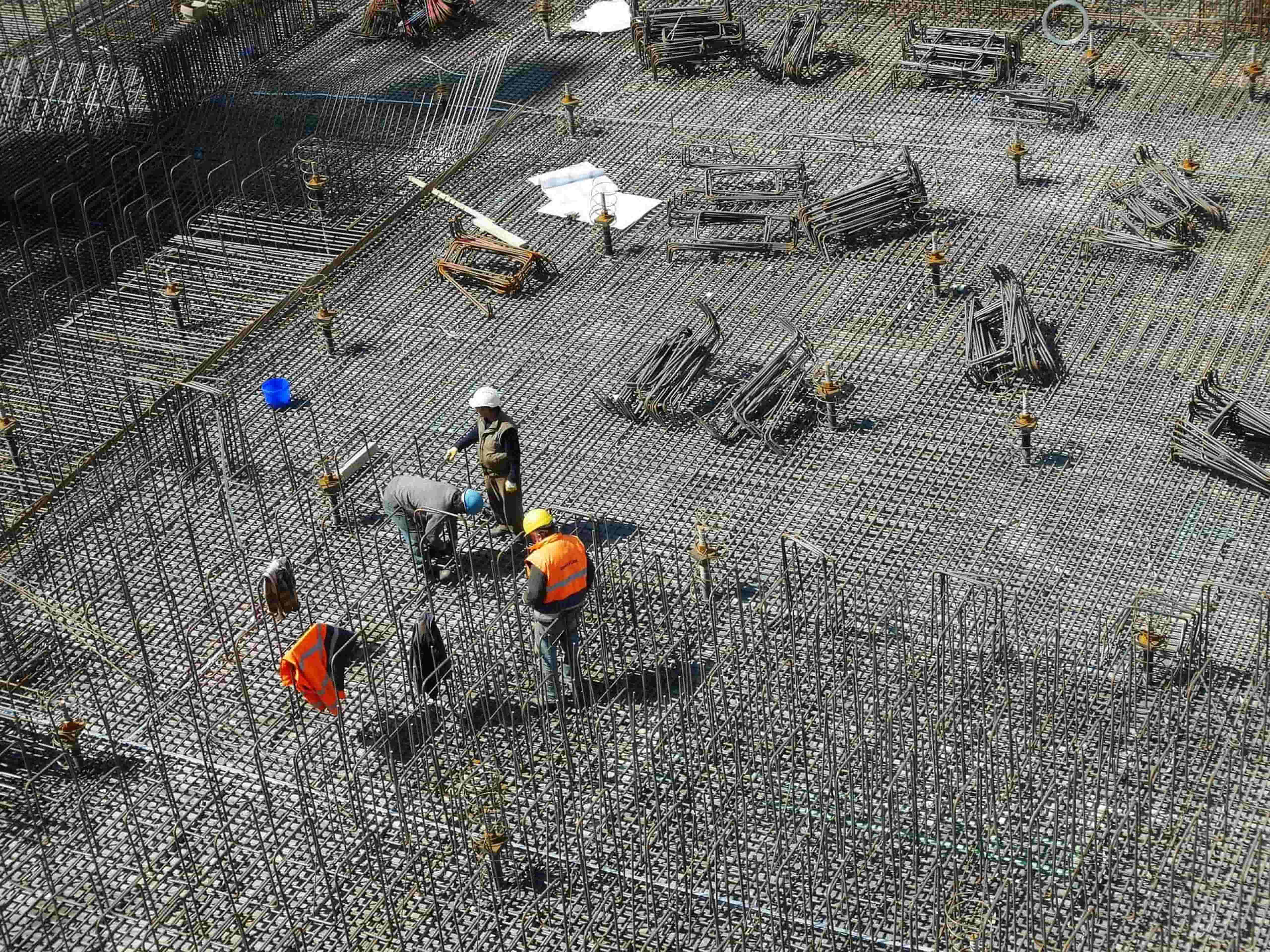 Maurer bzw. Beton- und Stahlbetonbauer von Schmück führen Bewehrungsarbeiten an einer Bodenplatte aus.