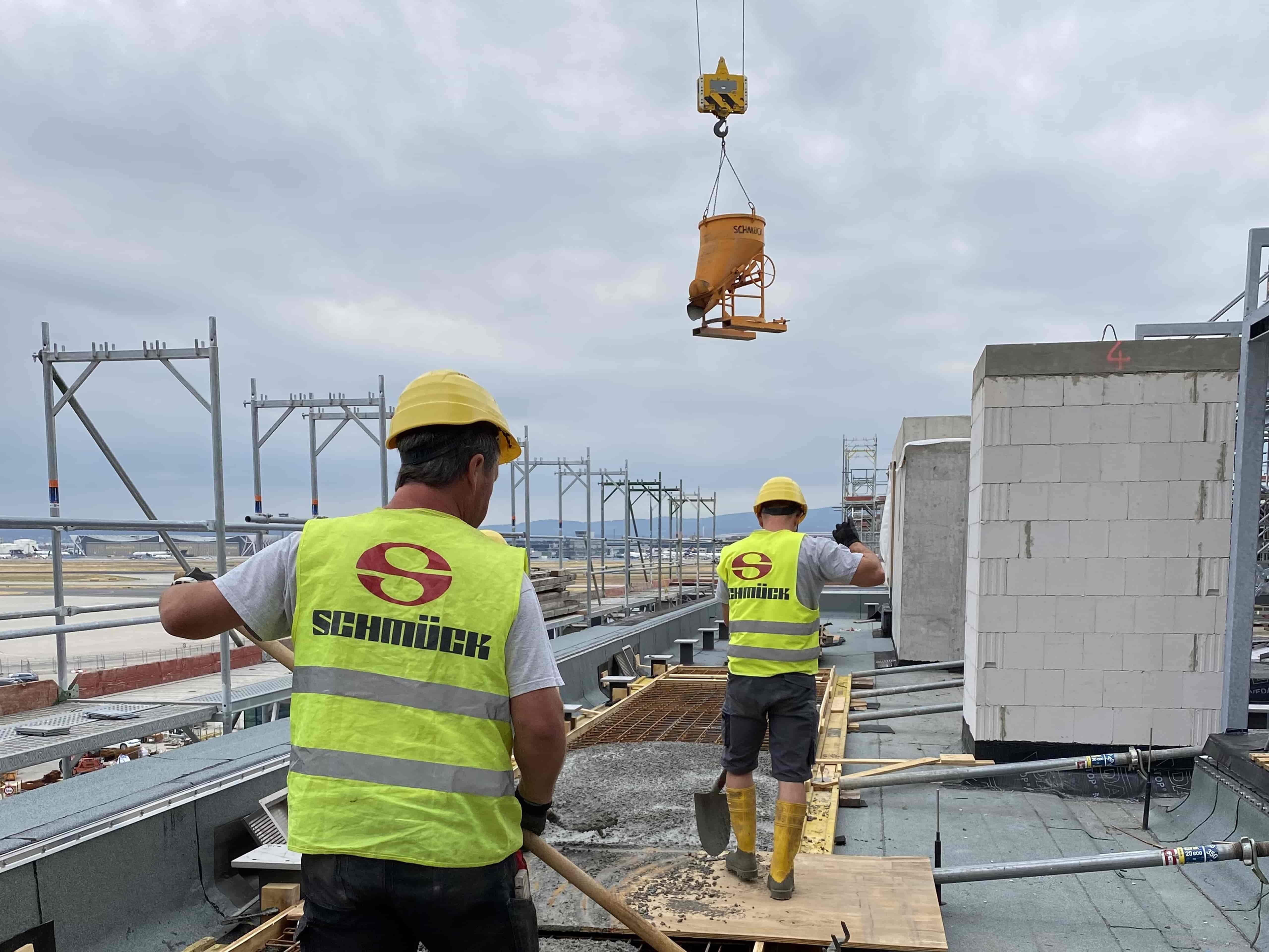 Maurer bzw. Beton- und Stahlbetonbauer von Schmück führen Betonagearbeiten aus.