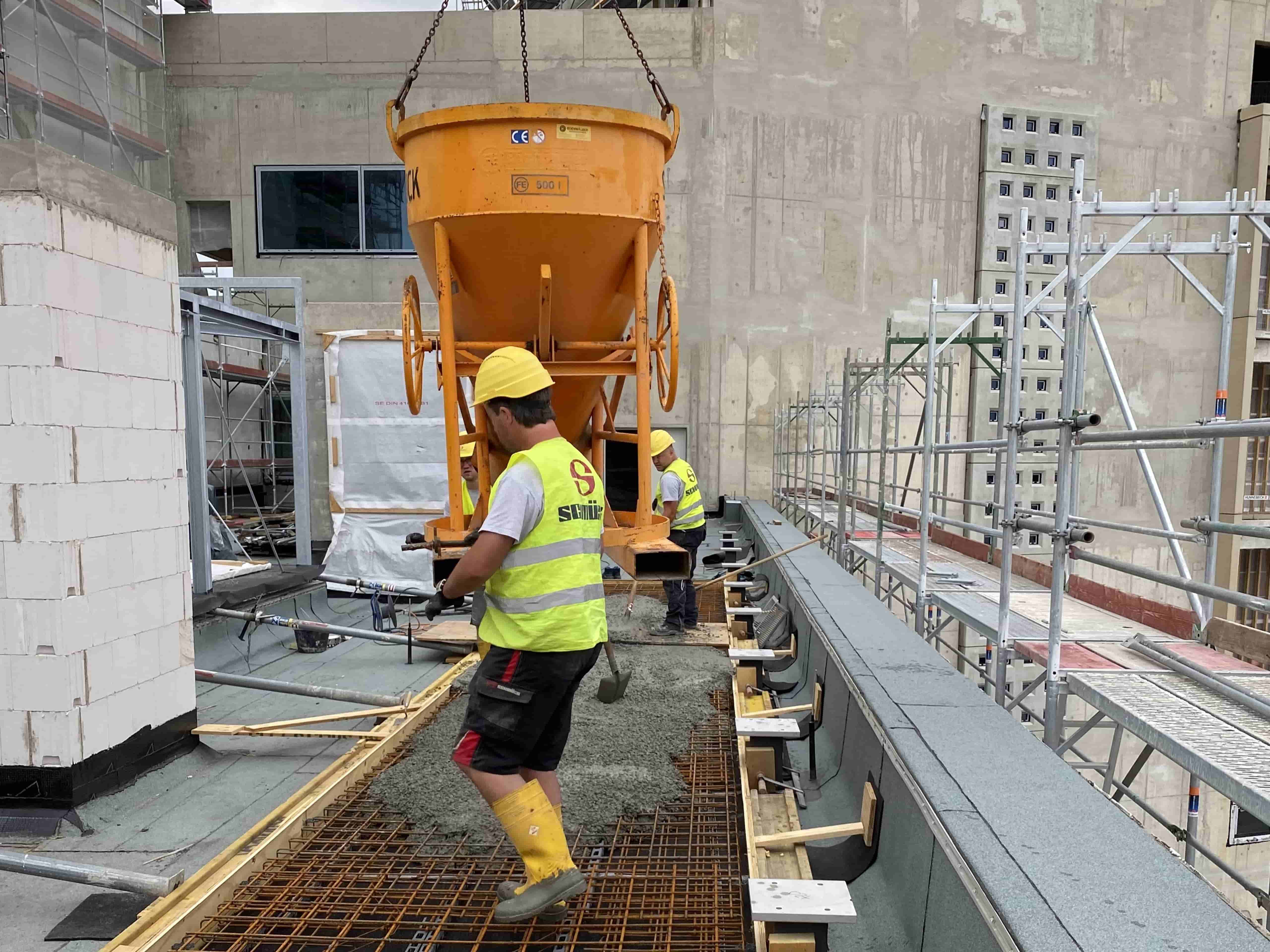 Maurer bzw. Beton- und Stahlbetonbauer von Schmück führen Betonagearbeiten aus.