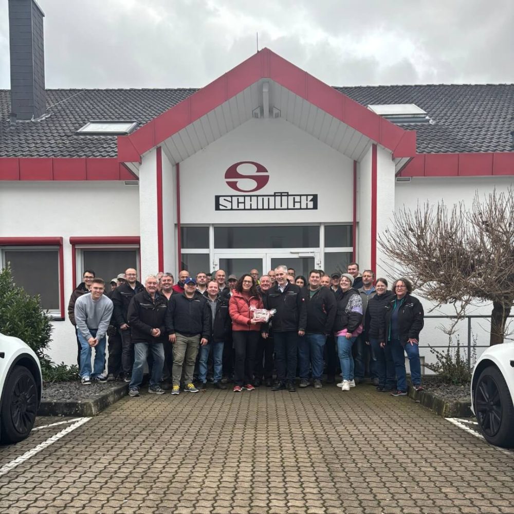 SCHMÜCK Team vor dem Firmengebäude