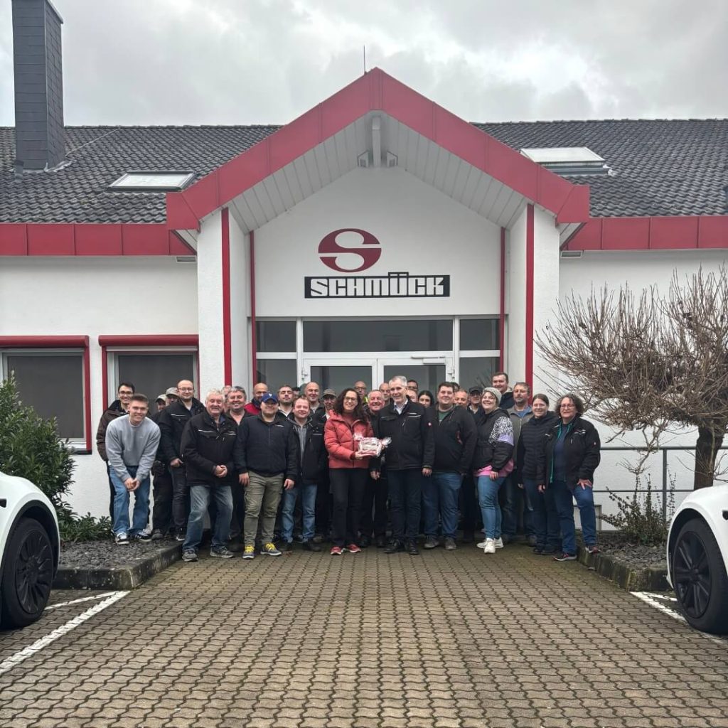 SCHMÜCK Team vor dem Firmengebäude
