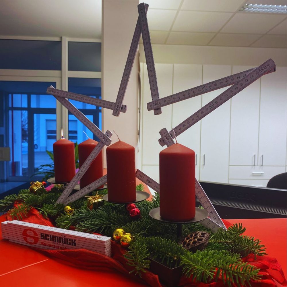 Adventskerzen im Eingangsbereich von SCHMÜCK