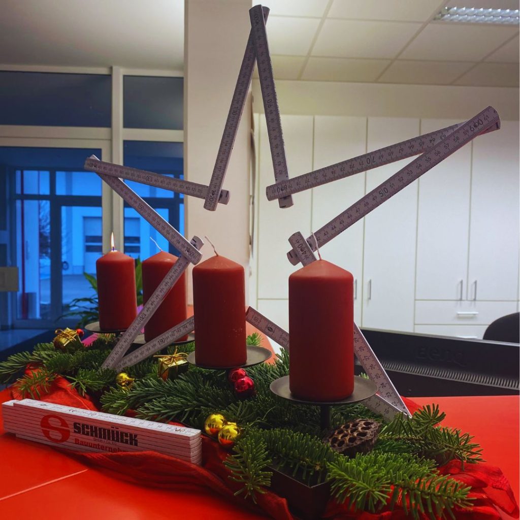 Adventskerzen im Eingangsbereich von SCHMÜCK