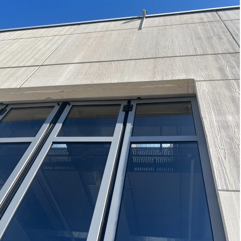 Werkstatt Umbau: Einbau neue Tore für größere Fahrzeuge.