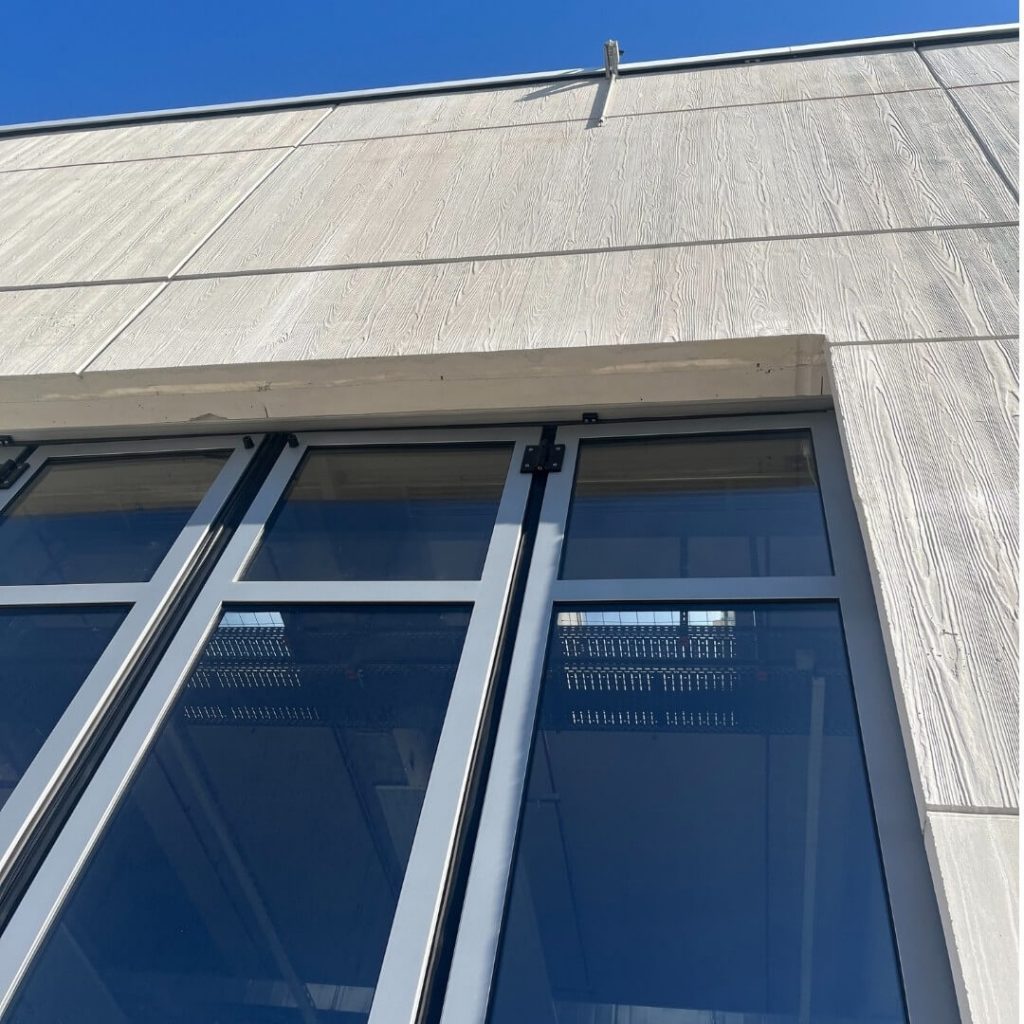 Werkstatt Umbau: Einbau neue Tore für größere Fahrzeuge.