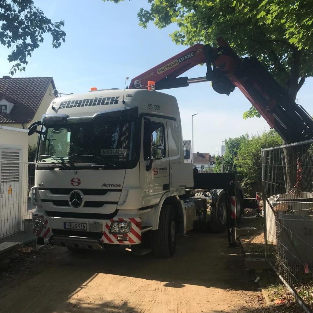 Mercedes Actros Lkw mit Palfinger Kran auf Baustelle in Schweinfurt beim Einbau einer Zisterne