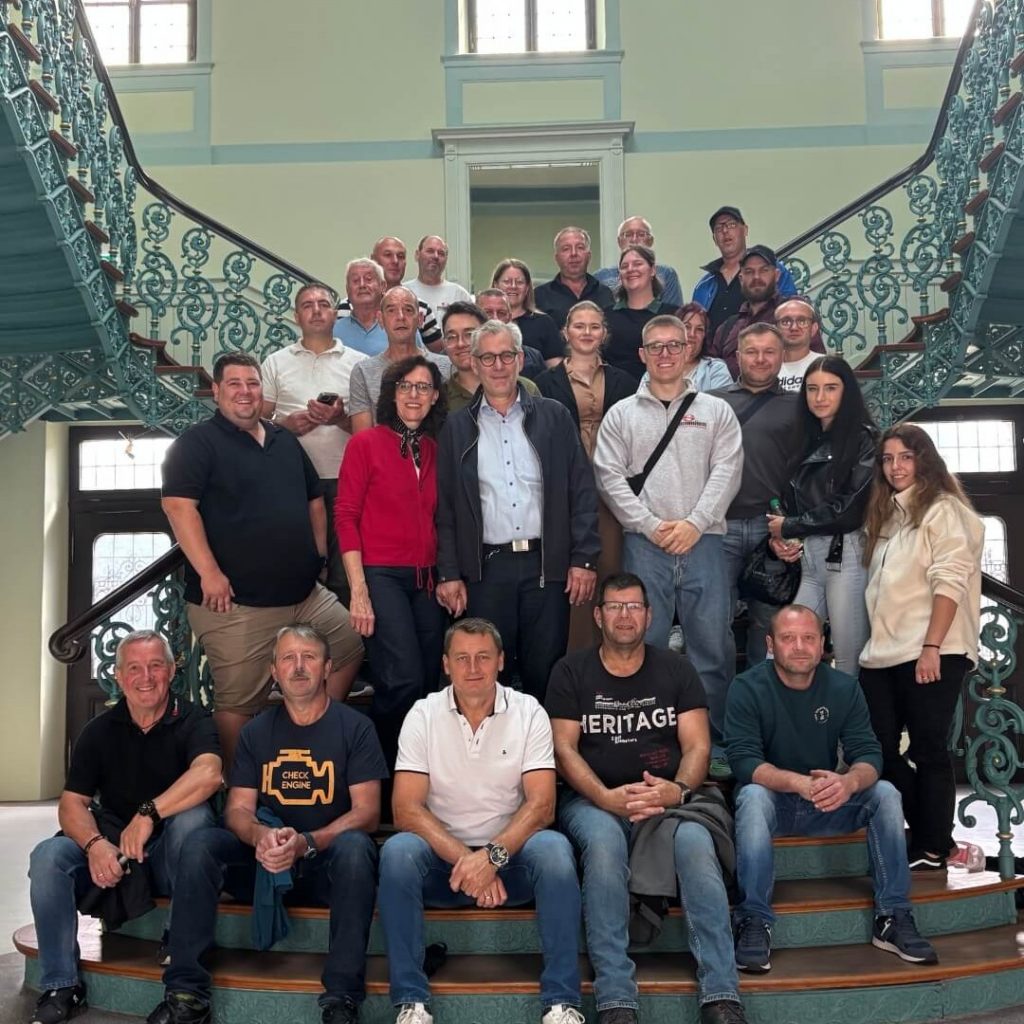 Gruppenfoto des Schmück-Teams beim jährlichen Sommerfest in Bad Kissingen, mit Mitarbeitern in fröhlicher Runde nach historischer Führung durch Bad Kissingen und Dampferfahrt.
