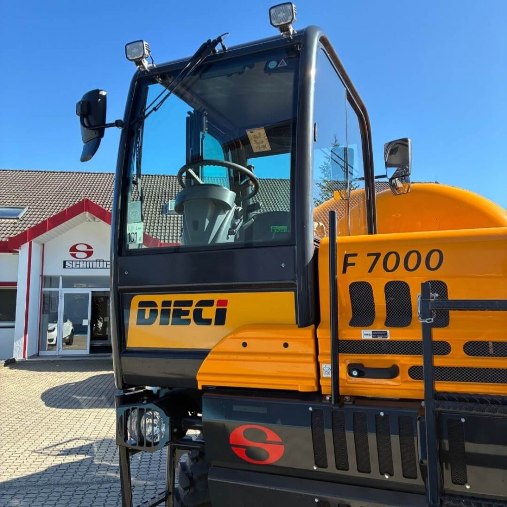 Neuzugang im SCHMÜCK-Baumaschinen-Fuhrpark: Der Dieci F 7000 Fahrmischer überzeugt durch seine kompakte Bauweise mit hoher Wendigkeit und Effizienz für Präzisionsarbeiten auf beengten Baustellen.