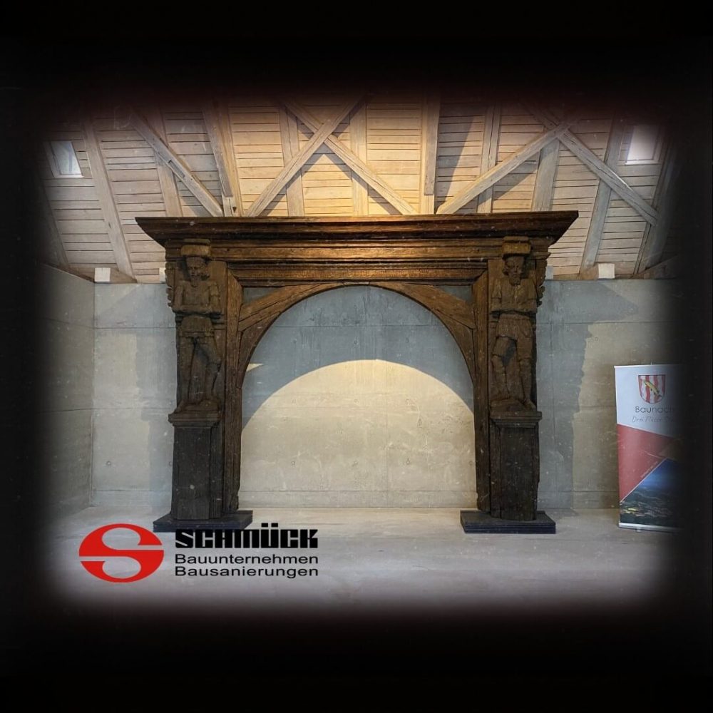 Fertige Zehntscheune Baunach nach abgeschlossener Sanierung: Historisches Gebäude mit erneuerter Bodenplatte, neuen Sichtbetonbauteilen und ertüchtigter Bausubstanz, eingeweiht im April 2023.