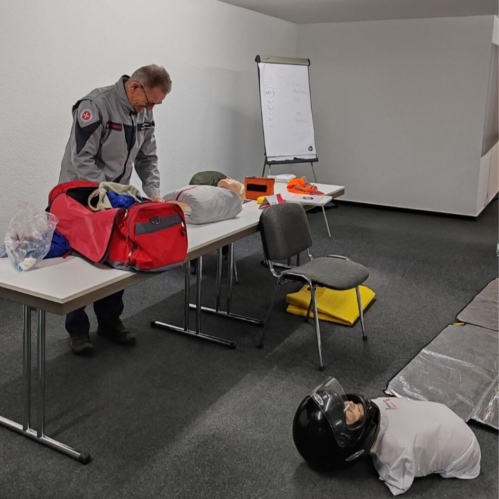 Praxisnaher Erste-Hilfe-Kurs für das SCHMÜCK Team: Mitarbeiter trainieren lebensrettende Maßnahmen mit den Johannitern Bad Kissingen.