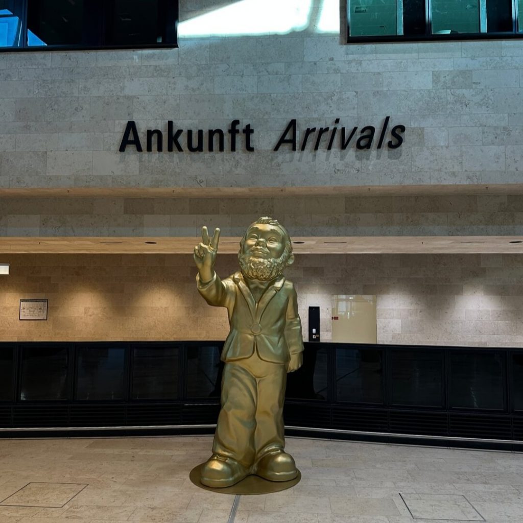 Goldene Skulptur im neuen Terminal 3 Fraport mit Ankunft-Arrivals-Schild – Fertigstellung des modernen Flughafenterminals in Frankfurt.